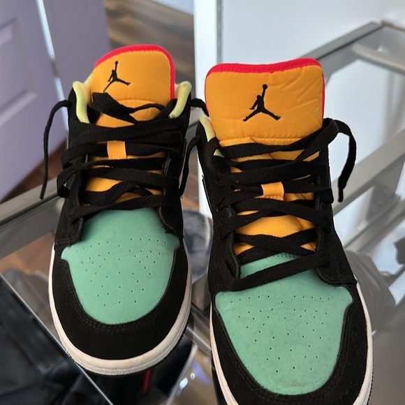 Nike Air Jordan worn twice, like new. Size 7Y. Real authentic Air Jordan. - Picture 2 of 4